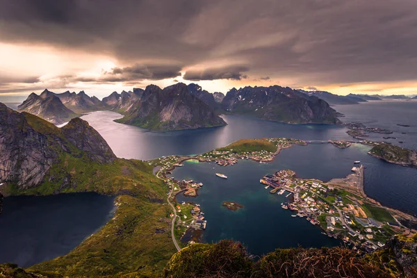 Balık tutma kasaba Reine Reinebringen bakış açısı Lofoten Adaları, Norveç tepesinden manzarayı