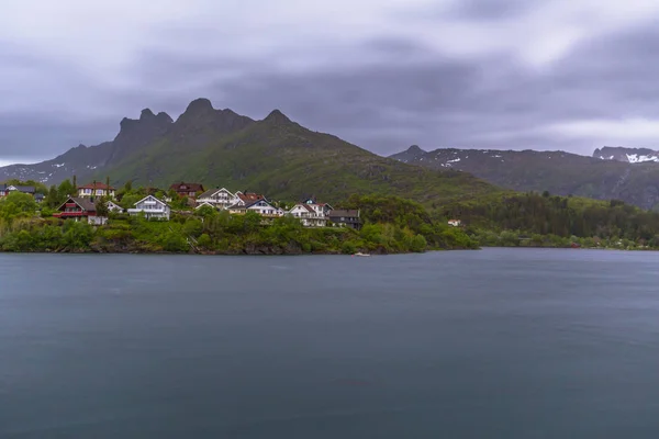 Henningsvaer Junho 2018 Casas Coloridas Uma Pequena Aldeia Nas Ilhas — Fotografia de Stock