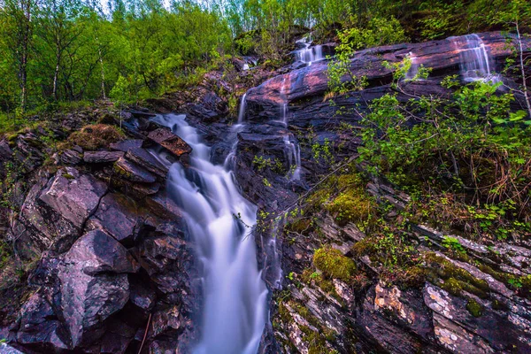 Nahaufnahme Eines Kleinen Wasserfalls Auf Den Lofoten Norwegen — Stockfoto