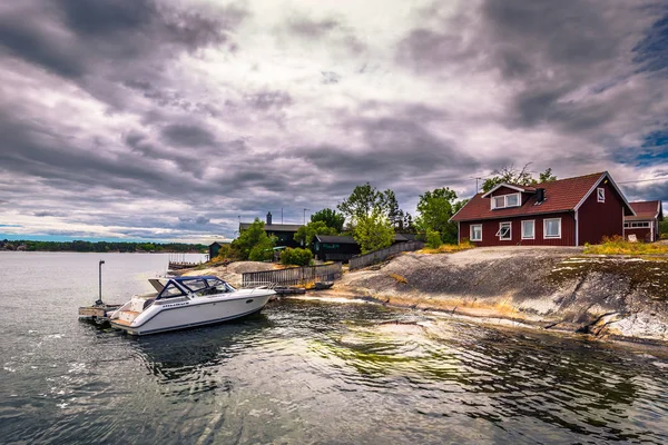 Шведский Архипелаг Июня 2018 Года Лодка Причалила Небольшом Городке Шведском — стоковое фото