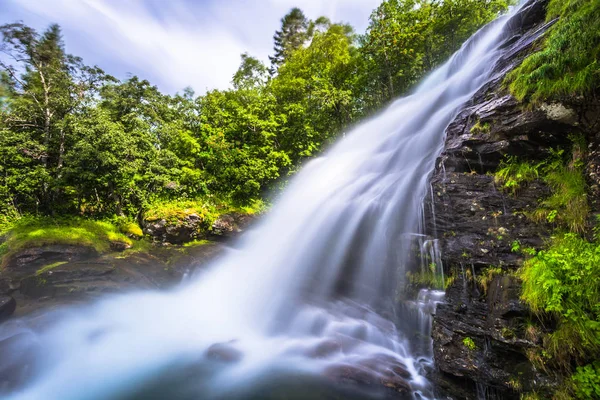 Geiranger Juli 2018 Wasserfall Auf Dem Campingplatz Geiranger Norwegen — Stockfoto