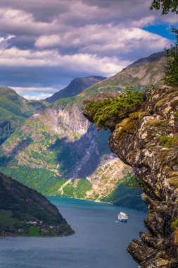 Geiranger - 30 Temmuz 2018: Panoramik çarpıcı Unesco Geiranger fiyort, Norveç