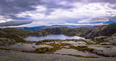 Norveç-31 Temmuz 2018: Gezgin Kjerag rock, Norveç yakınındaki peyzaj