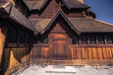 Heddal - 01 Ağustos 2018: Ortaçağ Heddal çıta Kilisesi, kalan en büyük kiliseler Telemark, Norveç'teki savmak