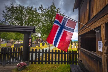 Hedalen - 28 Temmuz 2018: Bayrak Norveç'in harika Hedalen çıta Kilisesi, Norveç
