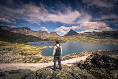 Vahşi dağ manzarası Jotunheimen Milli Parkı, Norveç için Jotunheimen Milli Parkı - 29 Temmuz 2018: Gezgin