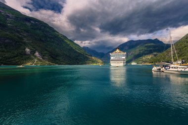 Geiranger - 30 Temmuz 2018: Cruise tekne Geiranger, Norveç'in Unesco şehirdeki