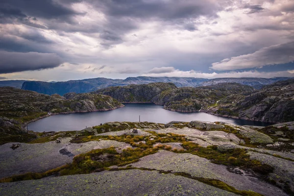 Norvegia Luglio 2018 Viaggiatore Nel Paesaggio Vicino Alla Roccia Del — Foto Stock