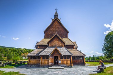 Heddal - 01 Ağustos 2018: Ortaçağ Heddal çıta Kilisesi, kalan en büyük kiliseler Telemark, Norveç'teki savmak