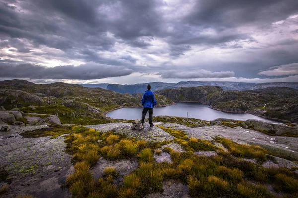 Norway July 2018 Traveler Landscape Kjerag Rock Norway — Stock Photo, Image