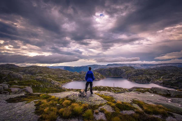 Norway July 2018 Traveler Landscape Kjerag Rock Norway — Stock Photo, Image