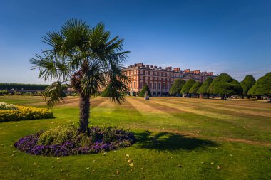 Londra - 05 Ağustos 2018: Hampton Court Sarayı, Londra, İngiltere bahçeleri