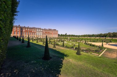 Londra - 05 Ağustos 2018: Hampton Court Sarayı, Londra, İngiltere bahçeleri