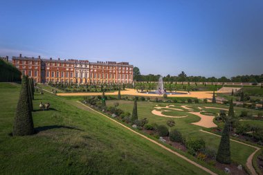 Londra - 05 Ağustos 2018: Hampton Court Sarayı, Londra, İngiltere bahçeleri