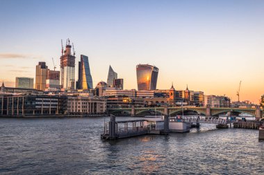 Londra - 05 Ağustos 2018: Finansal Londra nın Londra, İngiltere'deki Thames Nehri tarafından