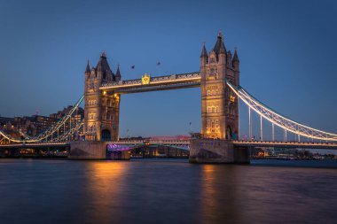 Londra - 05 Ağustos 2018: Tower Bridge Simgesel Yapı Merkezi Londra, İngiltere