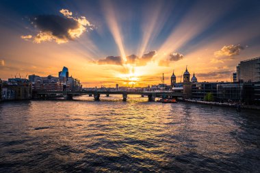 Londra - 06 Ağustos 2018: London Bridge şehir Londra, İngiltere Sunset