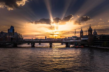Londra - 06 Ağustos 2018: London Bridge şehir Londra, İngiltere Sunset