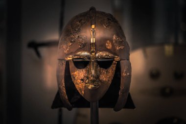 Londra - 06 Ağustos 2018: Antik Anglo-Sakson kask Brtitish Müzesi, Londra, İngiltere