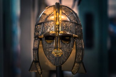 Londra - 06 Ağustos 2018: Londra, İngiltere Brtitish Müzesi'nde bir Antik Anglo-Sakson kask kopyası