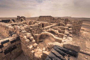 Ürdün-30 Eylül 2018: Ürdün çölünün tepeleri 'nde eski bir kalenin Harabeleri