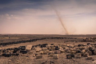 Ürdün-30 Eylül 2018: Traveler ve Ürdün çölünün tepeleri içinde bir kum fırtınası