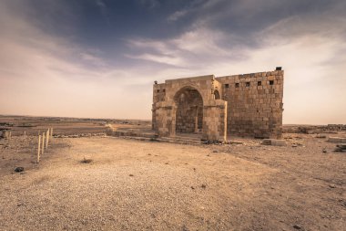 Ürdün-30 Eylül 2018: Ürdün çölünün tepeleri 'nde eski bir kalenin Harabeleri