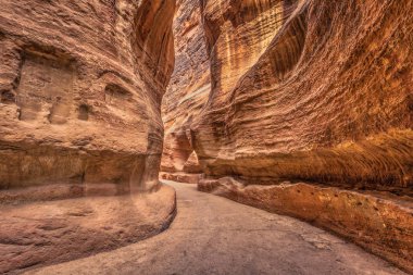 Petra - 01 Ekim 2018: Petra Antik Kenti'ne giden kanyon, Dünyanın Harikası, Ürdün