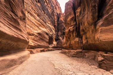 Petra - 01 Ekim 2018: Petra Antik Kenti'ne giden kanyon, Dünyanın Harikası, Ürdün