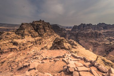 Petra - 01 Ekim 2018: Antik Petra Kentinin manastırının çevresindeki manzara, Dünya Harikası, Ürdün