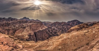 Petra - 01 Ekim 2018: Antik Petra Kentinin manastırının çevresindeki manzara, Dünya Harikası, Ürdün