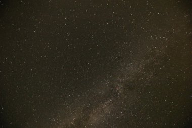 Wadi Rum - 01 Ekim 2018: Wadi Rum çölü üzerinde gece gökyüzü, Ürdün