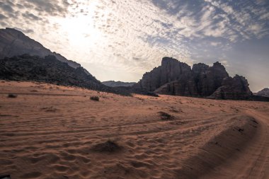 Wadi Rum - 02 Ekim 2018: Wadi Rum çölünün panoramik manzarası, Ürdün