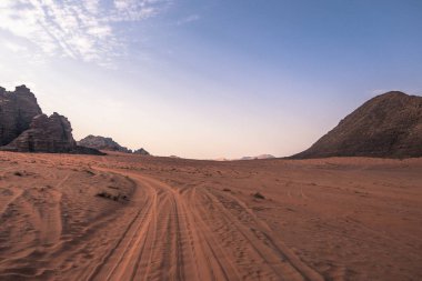 Wadi Rum - 02 Ekim 2018: Wadi Rum çölünün panoramik manzarası, Ürdün