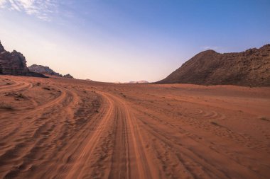 Wadi Rum - 02 Ekim 2018: Wadi Rum çölünün panoramik manzarası, Ürdün