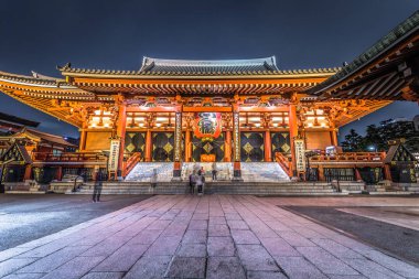 Tokyo - 20 Mayıs 2019: Asakus'taki Sensoji tapınağının gece çekimi