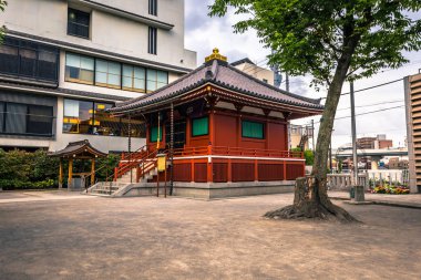 Tokyo - 20 Mayıs 2019: Asakusa'daki küçük tapınak, Tokyo, Japonya