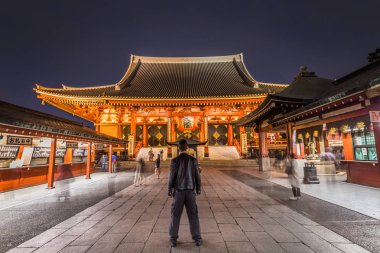 Tokyo - 20 Mayıs 2019: Asakus'taki Sensoji tapınağının gece çekimi