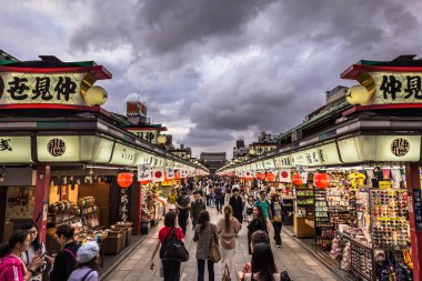 Tokyo - 20 Mayıs 2019: Asakusa Sokakları, Tokyo, Japonya