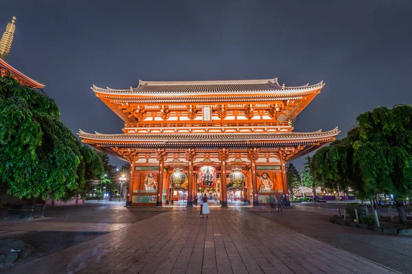 Tokio - 20 de mayo de 2019: plano nocturno del templo Sensoji en Asakus — Foto de Stock