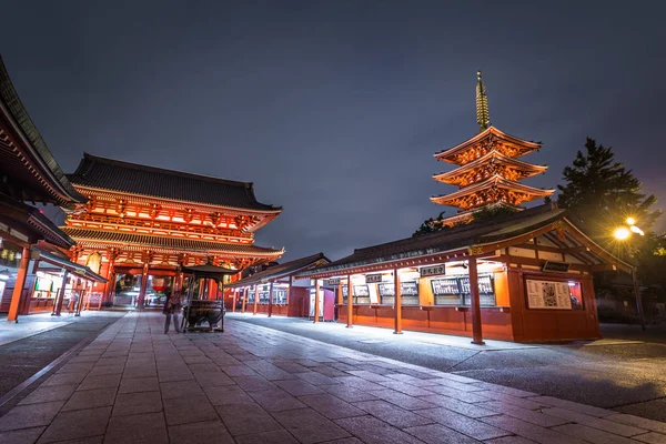 Tokio - 20 de mayo de 2019: plano nocturno del templo Sensoji en Asakus — Foto de Stock