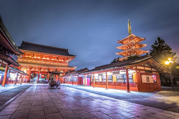 Tokio - 20 de mayo de 2019: plano nocturno del templo Sensoji en Asakus — Foto de Stock