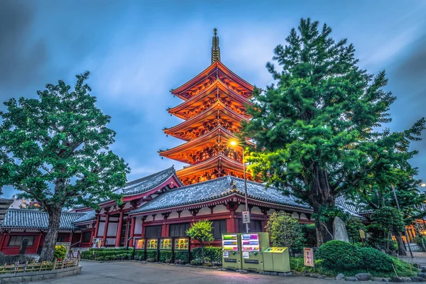 Tokio - 20 de mayo de 2019: plano nocturno del templo Sensoji en Asakus — Foto de Stock