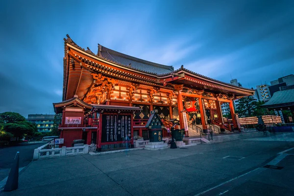 Tokio - 20 de mayo de 2019: plano nocturno del templo Sensoji en Asakus — Foto de Stock