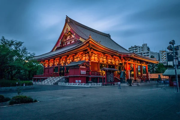 Tokio-květen 20, 2019: noční záběr chrámu Sensoji v Asakus — Stock fotografie