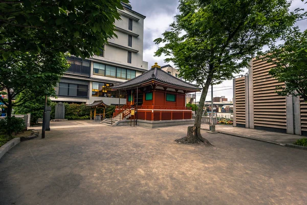 Tokyo - 20 maggio 2019: Piccolo tempio ad Asakusa, Tokyo, Giappone — Foto Stock