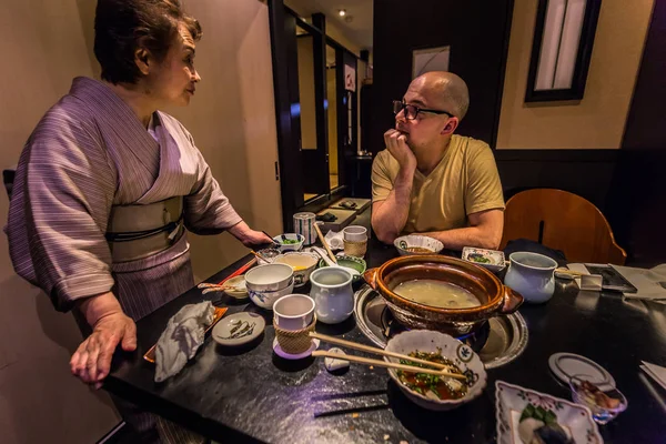 Tokyo - 20 Mayıs 2019: Ginza distri'de Pufferfish yiyen turistler