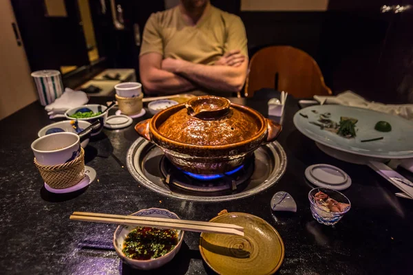 Tokyo - 20 Mayıs 2019: Ginza distri'de Pufferfish yiyen turistler