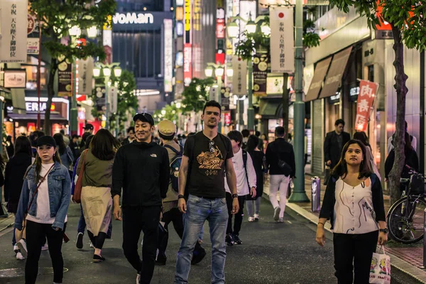 Tokyo - May 19, 2019: People in the streets of Shinjuku, Tokyo, — Stock Photo, Image