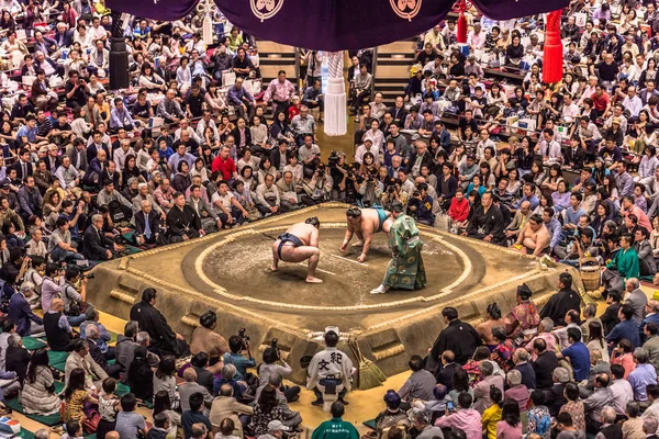 Tokyo - 19 maggio 2019: Sumo wrestling match nell'arena Ryogoku , — Foto Stock